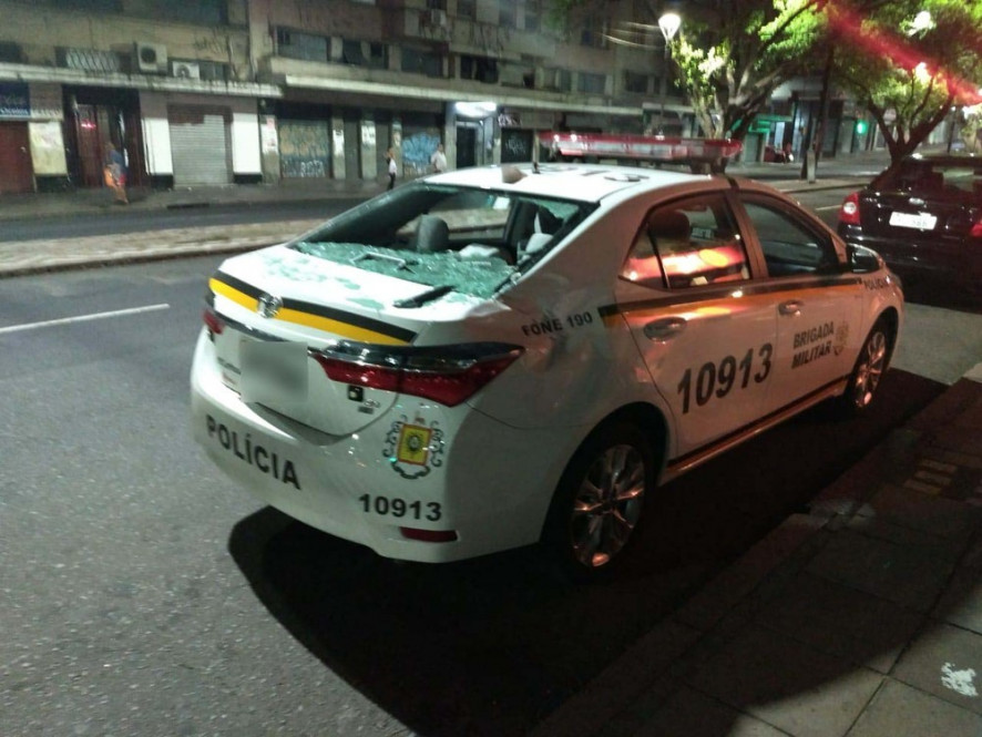 Divulgação BM Clique para ampliar
Viatura estava estacionada na Avenida Salgado Filho quando foi atingida pela TV arremessada do sexto andar