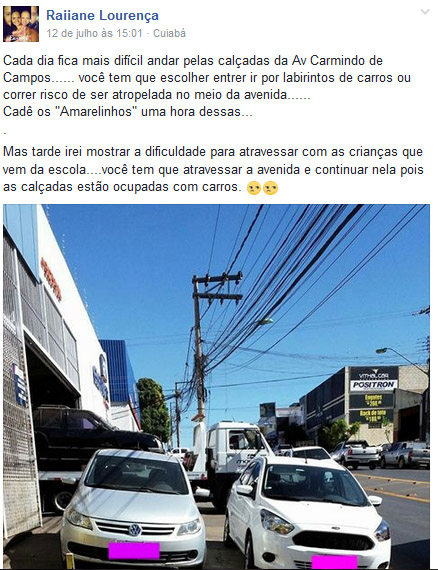 Carros na calçada