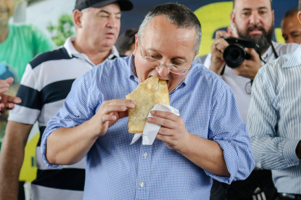Pedro Taques comendo pastel 29-03-2018